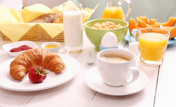 Ensemble de table pour le petit déjeuner avec des aliments sains — Photo