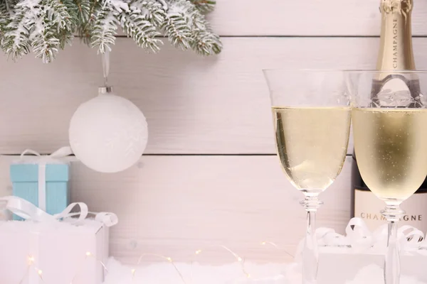 Nieuwjaar viering met champagne glas in wit — Stockfoto