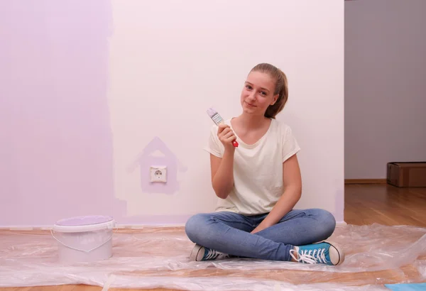 Flicka målar huset i lila färg — Stockfoto