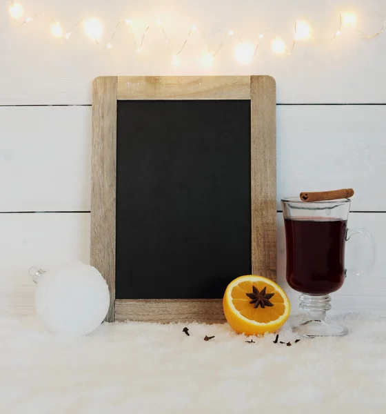Chalkboard, vinho quente, laranja e luzes de arame — Fotografia de Stock