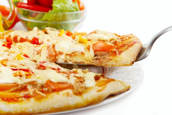 Opperste pizza opgeheven segment met tonijn en paprika geïsoleerd op witte achtergrond. — Stockfoto
