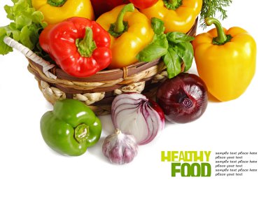 Beyaz arka planda taze sebzeler