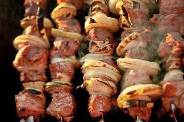 Barbekü eti ateşe hazırlanın