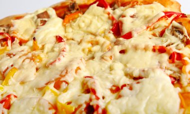 ton balığı ve beyaz arka plan üzerinde izole kırmızı biber pizza.