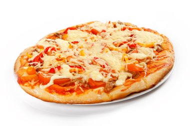 ton balığı ve beyaz arka plan üzerinde izole kırmızı biber pizza.