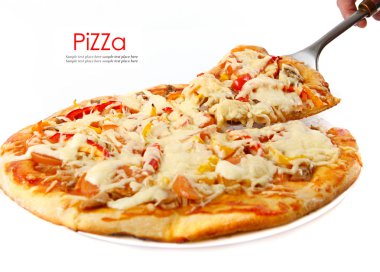 Yüce pizza kaldırdı dilim ton balığı ve beyaz arka plan üzerinde izole kırmızı biber ile