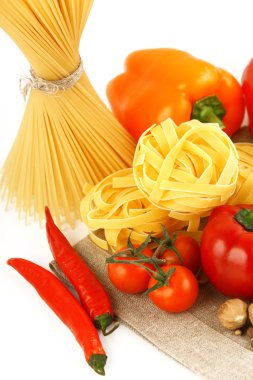 ahşap plaka sebzeli makarna çeşitleri