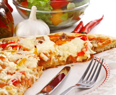 ton balığı ve beyaz arka plan üzerinde izole kırmızı biber pizza.