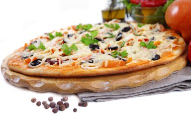 jambon, biber ve üzerinde beyaz zeytin pizza