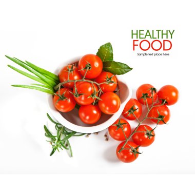 kiraz domates ve sarımsak beyaz zemin üzerine.