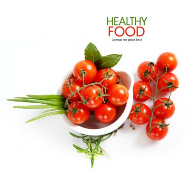 kiraz domates ve sarımsak beyaz zemin üzerine.