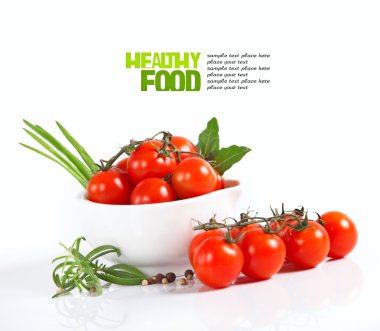 kiraz domates ve sarımsak beyaz zemin üzerine.