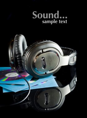 siyah arka planda izole büyük kulaklıklar