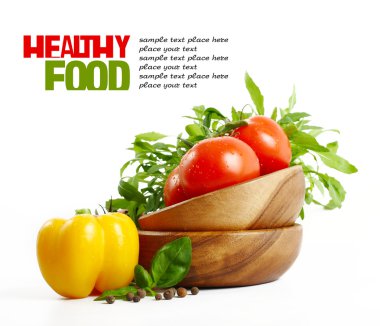 Beyaz arka planda taze sebzeler