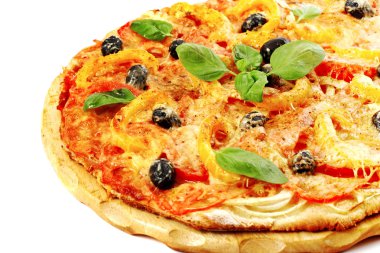 Pizza beyazda izole.