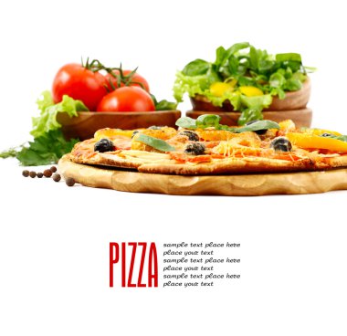 Pizza beyazda izole.