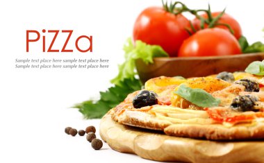 Pizza beyazda izole.