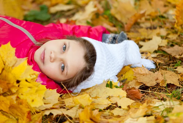 Діти грають з осіннім опалим листям — стокове фото