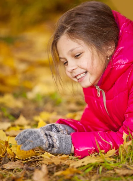 Kinder spielen mit herbstlichem Laub — Stockfoto