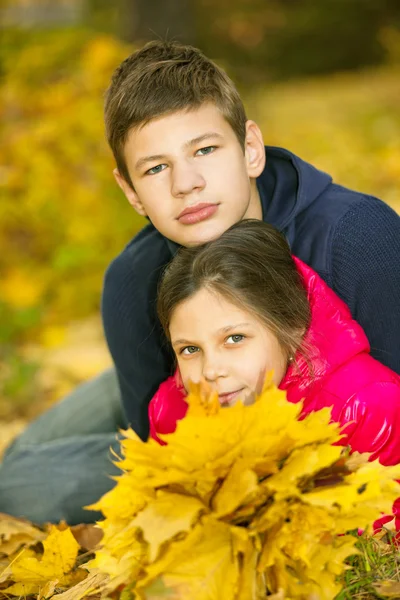 Dzieci bawiące się jesień opadłych liści — Zdjęcie stockowe