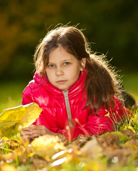 Kinder spielen mit herbstlichem Laub — Stockfoto