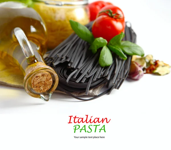 Italiensk pasta med grønnsaker i treplate isolert på hvit – stockfoto