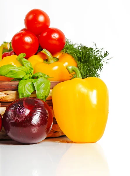 Verduras frescas sobre el fondo blanco —  Fotos de Stock