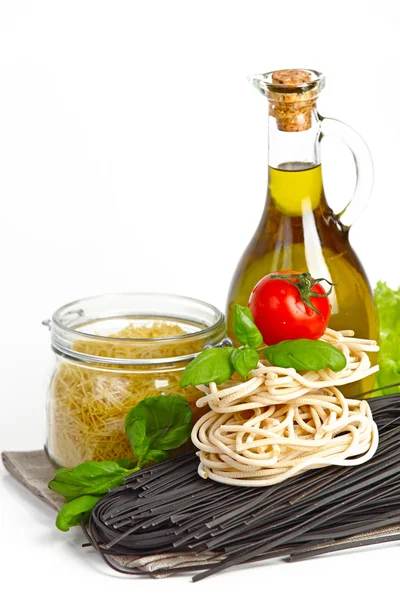 Pasta italiana con verdure in piatto di legno isolato su bianco — Foto Stock