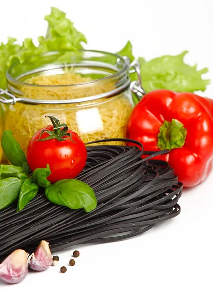 Pasta italiana con verdure in piatto di legno isolato su bianco — Foto Stock