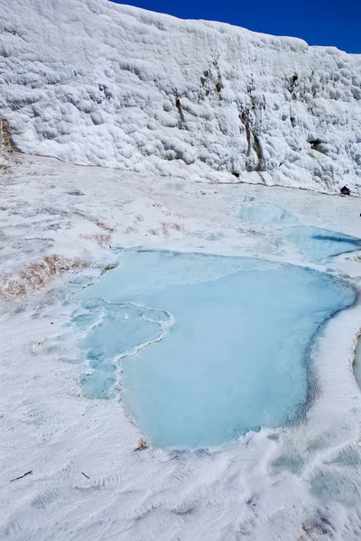 Travertenlere mavi su - karbonat eşsiz doğa harikası — Stok fotoğraf