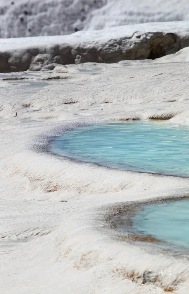 Travertin medencékkel és teraszokkal, Pamukkale, Törökország — Stock Fotó