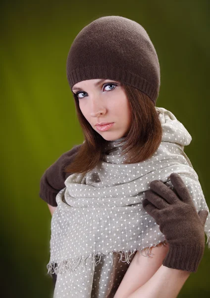 Όμορφη νεαρή γυναίκα φοράει καπάκι. φθινόπωρο στυλ. — Φωτογραφία Αρχείου