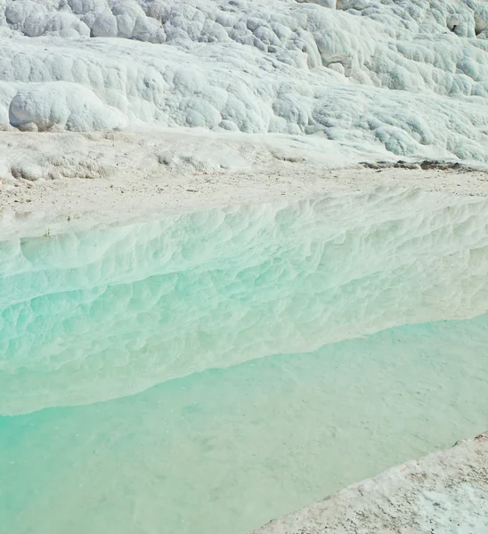 Travertin medencékkel és teraszokkal, Pamukkale, Törökország — Stock Fotó