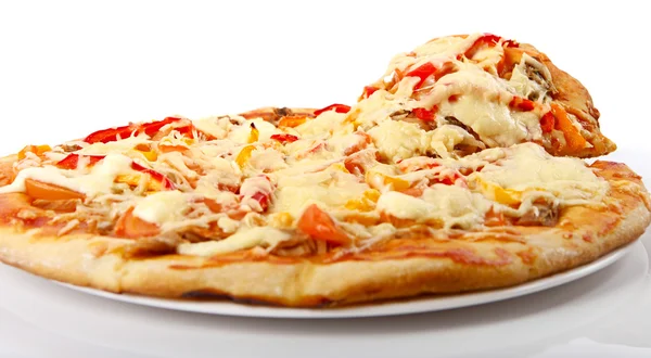 Opperste pizza opgeheven segment met tonijn en paprika geïsoleerd op witte achtergrond — Stockfoto