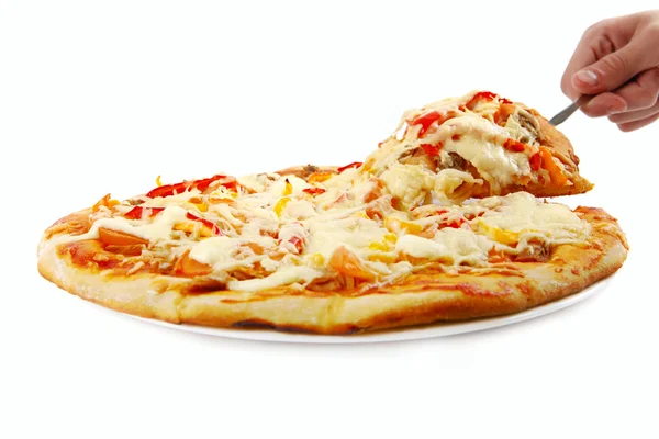 Nejvyšší pizza zvedl plátek s tuňákem a paprikou izolovaných na bílém pozadí — Stock fotografie