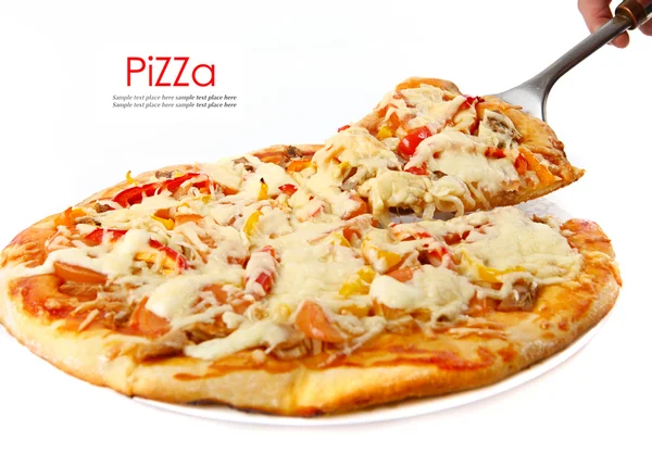Yüce pizza kaldırdı dilim ton balığı ve beyaz arka plan üzerinde izole kırmızı biber ile