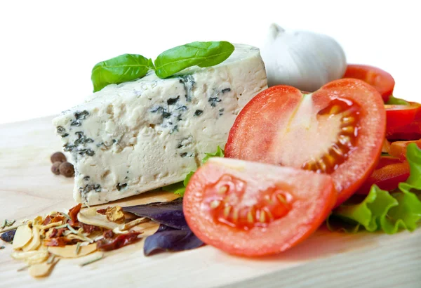 Italiaans eten (kaas, knoflook, peper, basilicum, salade) over witte — Stockfoto