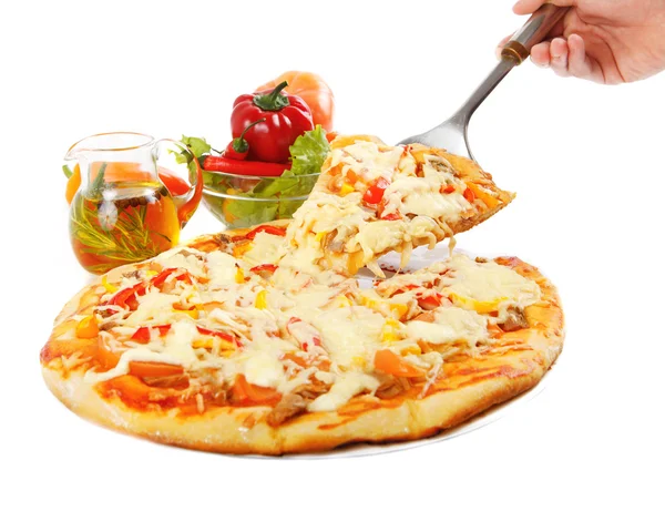 Opperste pizza opgeheven segment met tonijn en paprika geïsoleerd op witte achtergrond. — Stockfoto