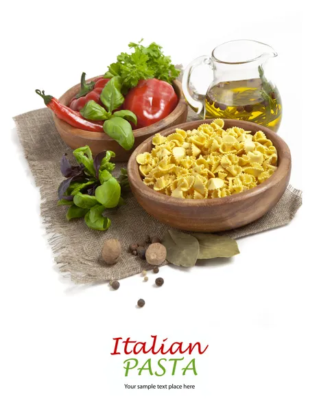 Итальянская паста с овощами в деревянной тарелке — стоковое фото