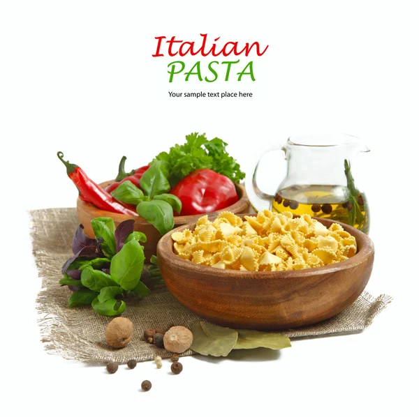 Italienische Pasta mit Gemüse im Holzteller — Stockfoto