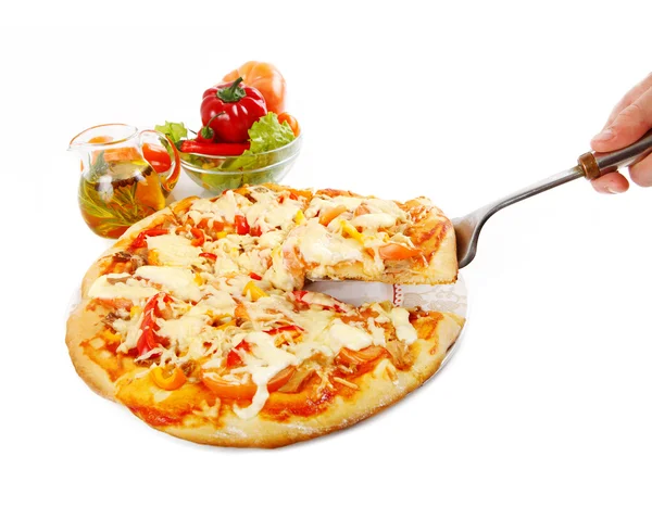 Opperste pizza opgeheven segment met tonijn en paprika geïsoleerd op witte achtergrond — Stockfoto