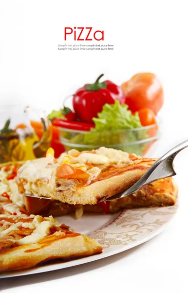 Supreme Pizza tranches levées avec du thon et du paprika isolé sur fond blanc — Photo