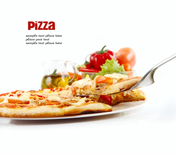 Oberste Pizza angehoben Scheibe mit Thunfisch und Paprika isoliert über weißem Hintergrund — Stockfoto