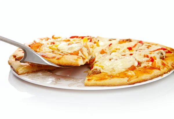 Верховная пицца поднял ломтик с тунцом и паприкой изолированы на белом фоне — стоковое фото