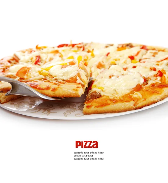 Opperste pizza opgeheven segment met tonijn en paprika geïsoleerd op witte achtergrond — Stockfoto