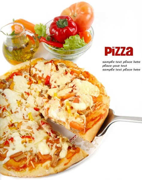 マグロと白い背景で隔離されたパプリカを持ち上げた最高のピザのスライス. — ストック写真