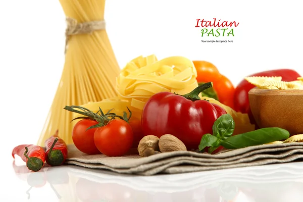 Pasta italiana con verdure in piatto di legno — Foto Stock
