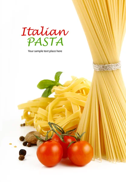 Italienische Pasta mit Tomaten, Paprika und Basilikum isoliert auf weiß. — Stockfoto