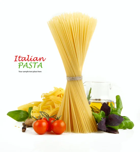 Italiensk pasta med tomater, paprika og basilikum isolert på hvitt . – stockfoto