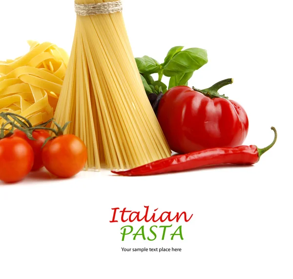 Pâtes italiennes aux tomates, paprika et basilic isolé sur blanc . — Photo